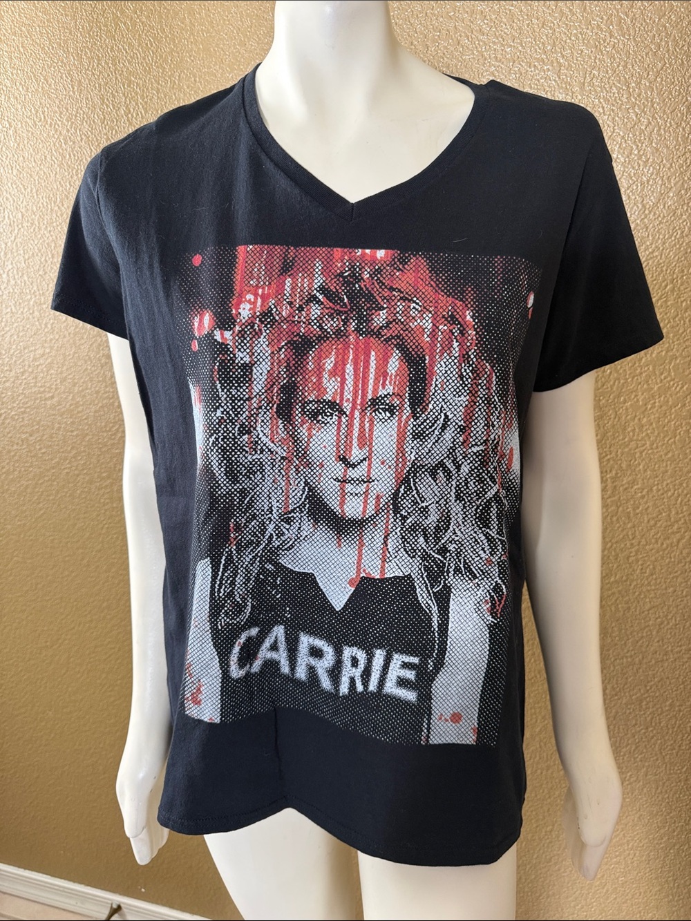 Gildan V-Neck Carrie Graphic T reminiscent of Stephen King‘s Carrie
